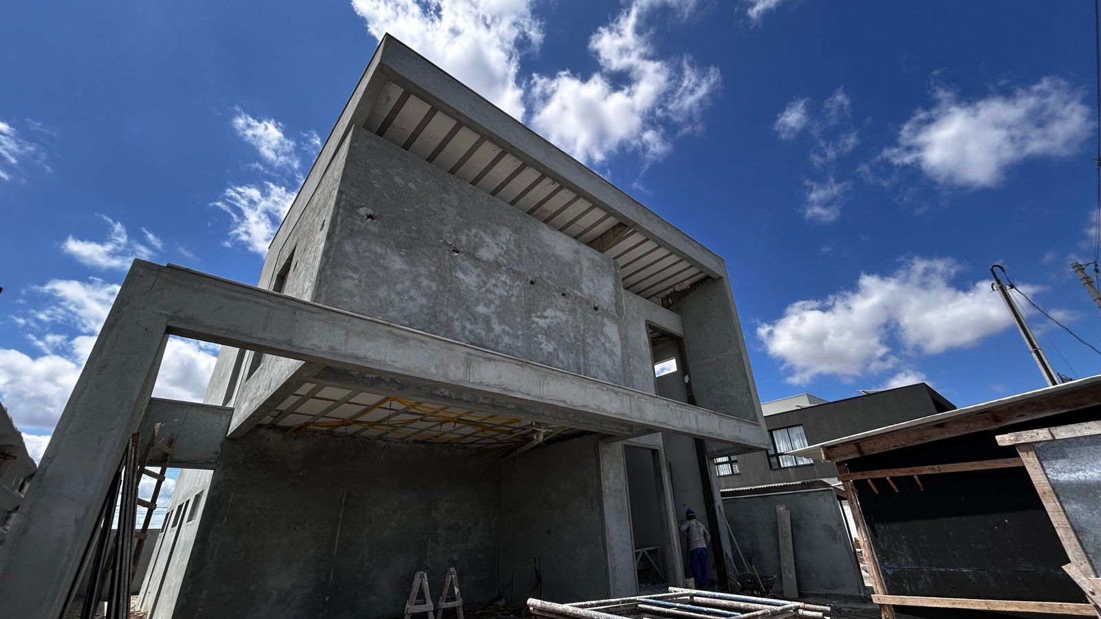 Estrutura da Casa Gris durante a execução, no Terras Alpha Caruaru